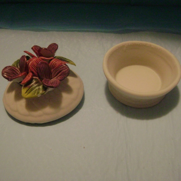 Victorian Trading Co. Floral Porcelain Trinket box - Picture 8 of 8